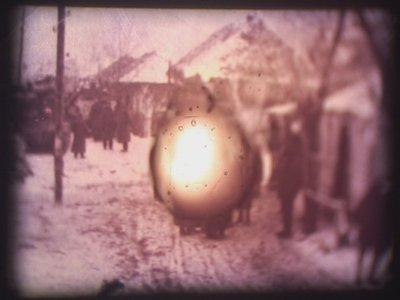 Barbarossa, 2002 (Projektor wideo i symulowany rzutnik slajdów) autorstwa Mat Collishaw