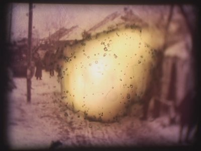 Barbarossa, 2002 (Projektor wideo i symulowany rzutnik slajdów) autorstwa Mat Collishaw