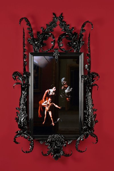 Black Mirror, Leo Minor, 2014 (czarne szkło Murano, lustro monitorujące, stal, drewno, lakier, ekran LCD i dysk twardy) autorstwa Mat Collishaw
