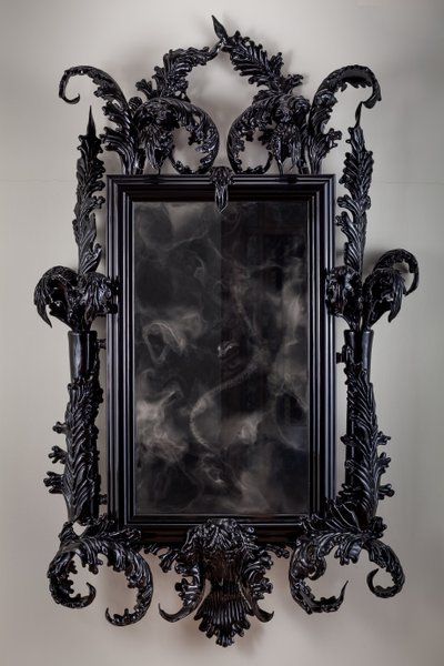East of Eden, 2013 (czarne szkło Murano, lustro monitorujące, stal, drewno, lakier, ekran LCD i dysk twardy) autorstwa Mat Collishaw