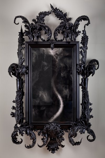 East of Eden, 2013 (czarne szkło Murano, lustro monitorujące, stal, drewno, lakier, ekran LCD i dysk twardy) autorstwa Mat Collishaw