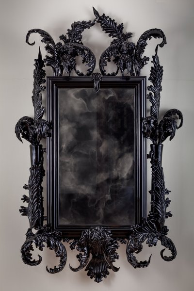 East of Eden, 2013 (czarne szkło Murano, lustro monitorujące, stal, drewno, lakier, ekran LCD i dysk twardy) autorstwa Mat Collishaw
