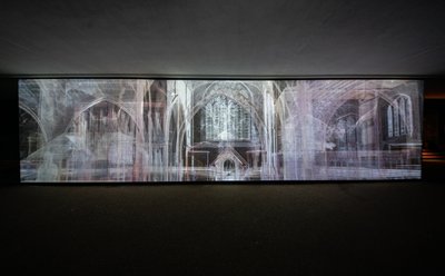 Echolokacja, 2021 (3-kanałowa projekcja wideo na siatce polipropylenowej) autorstwa Mat Collishaw