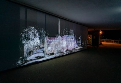 Echolokacja, 2021 (3-kanałowa projekcja wideo na siatce polipropylenowej) autorstwa Mat Collishaw