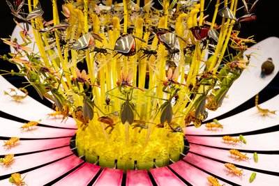 Equinox, 2021 (akryl, obwody elektryczne, hydraulika, lakier, silnik, farba, żywica z recyklingu, stal) autorstwa Mat Collishaw