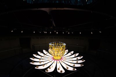 Equinox, 2021 (akryl, obwody elektryczne, hydraulika, lakier, silnik, farba, żywica z recyklingu, stal) autorstwa Mat Collishaw