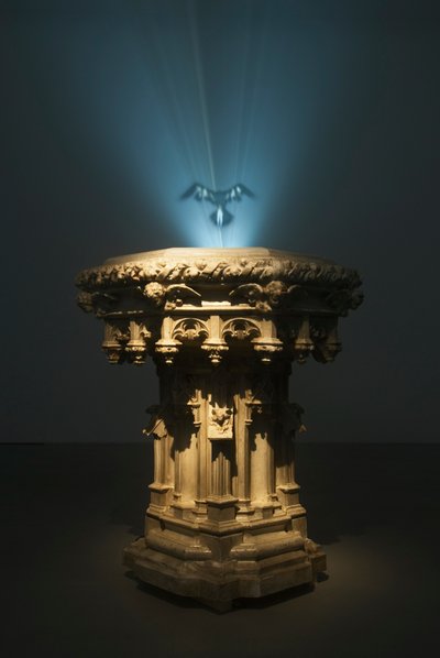 Ganymede, 2007 (stal, żywica, maszyna do dymu, płyn, wentylator wyciągowy, projektor wideo i odtwarzacz DVD) autorstwa Mat Collishaw