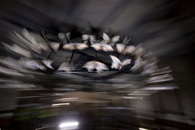 Magic Lantern, 2010 (stalowa rama, perforowana blacha aluminiowa, spieniona żywica, światła LED, silnik) autorstwa Mat Collishaw
