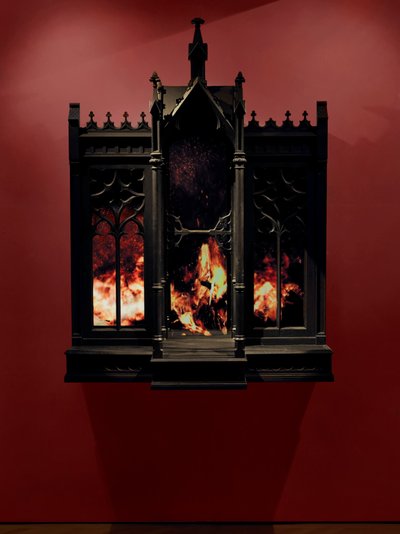 Performance, 2010 (drewno, stal, lustro monitorujące, ekrany LCD i dysk twardy) autorstwa Mat Collishaw