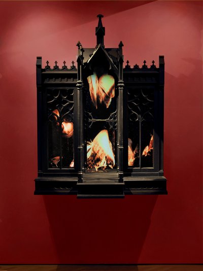 Performance, 2010 (drewno, stal, lustro monitorujące, ekrany LCD i dysk twardy) autorstwa Mat Collishaw