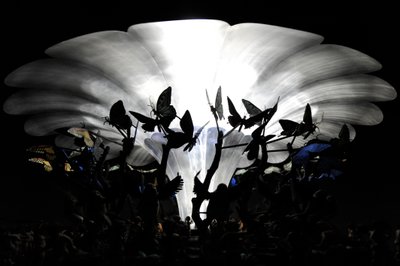 Ogród nieziemskich rozkoszy, 2009 (stal, aluminium, gips, żywica, oświetlenie LED, silnik) autorstwa Mat Collishaw