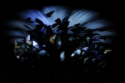 Ogród nieziemskich rozkoszy, 2009 (stal, aluminium, gips, żywica, oświetlenie LED, silnik) autorstwa Mat Collishaw