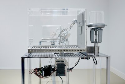The Machine Zone, 2019 (stal, aluminium, serwomotory) autorstwa Mat Collishaw