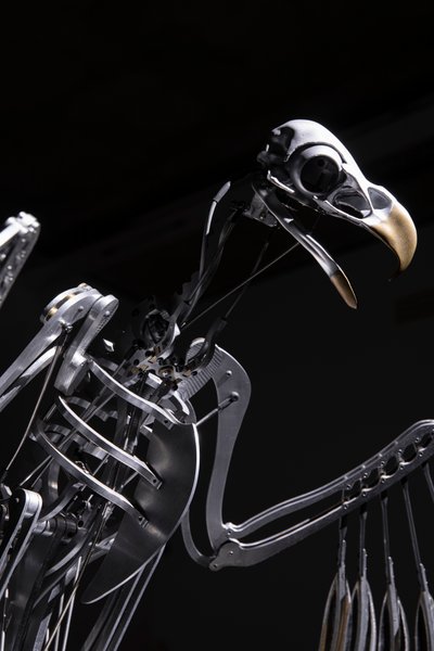 The Nerve Rack, 2019 (acetal, akryl, aluminium, mosiądz, obwody elektryczne, farba, PVC, żywica, serwomotory, stal) autorstwa Mat Collishaw