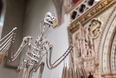 The Nerve Rack, 2019 (acetal, akryl, aluminium, mosiądz, obwody elektryczne, farba, PVC, żywica, serwomotory, stal) autorstwa Mat Collishaw