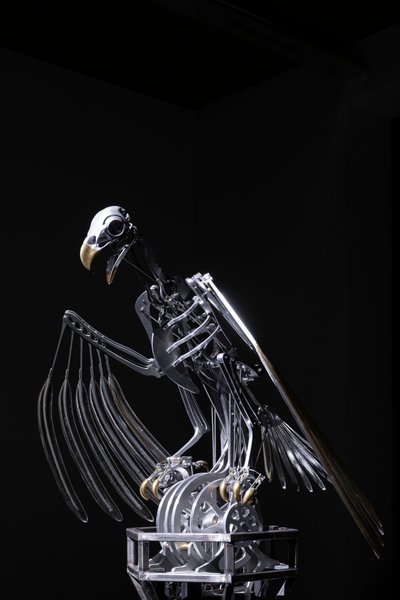 The Nerve Rack, 2019 (acetal, akryl, aluminium, mosiądz, obwody elektryczne, farba, PVC, żywica, serwomotory, stal) autorstwa Mat Collishaw