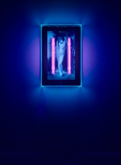 Ultraviolet Angel, 2008 (tusz ultrafioletowy na pudełku z pleksiglasu, 2 neony ultrafioletowe) autorstwa Mat Collishaw