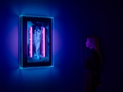 Ultraviolet Angel, 2008 (tusz ultrafioletowy na pudełku z pleksiglasu, 2 neony ultrafioletowe) autorstwa Mat Collishaw