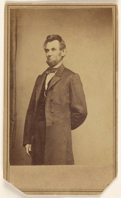 Abraham Lincoln stojący z jedną ręką za plecami autorstwa Mathew B. Brady