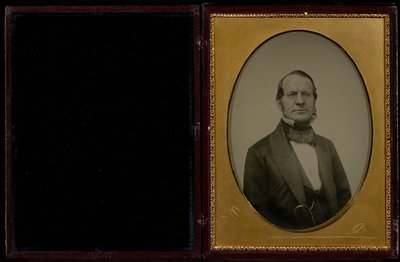 Portret niezidentyfikowanego mężczyzny w średnim wieku z bokobrodami i okularami w drucianych oprawkach autorstwa Mathew B. Brady