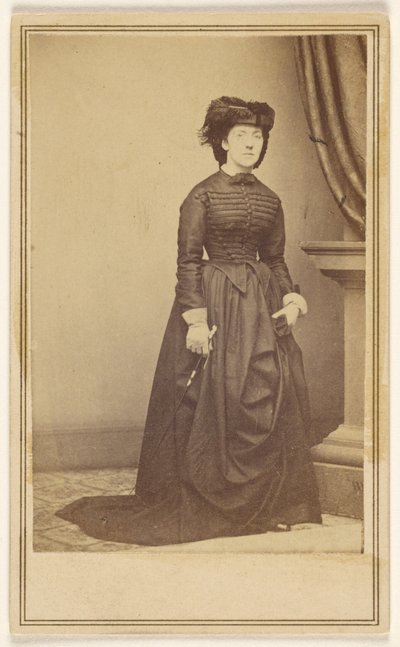 [Niezidentyfikowana kobieta w kapeluszu i długiej ciemnej sukni.] autorstwa Mathew B. Brady