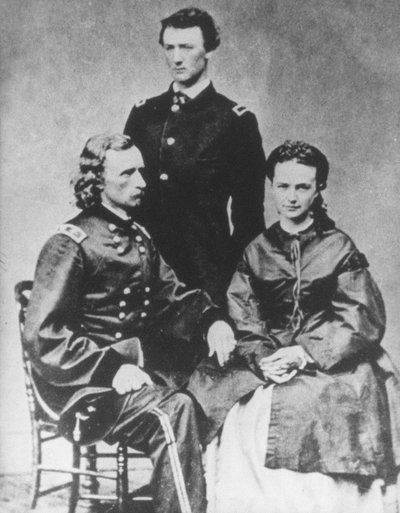 Generał George A. Custer (1839-76) z żoną Elżbietą i bratem Tomem (zdjęcie czarno-białe) autorstwa Mathew Brady