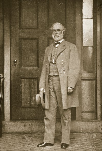 Generał Robert E. Lee stoi przed swoim domem w Richmond, kwiecień 1865 r. autorstwa Mathew B. Brady