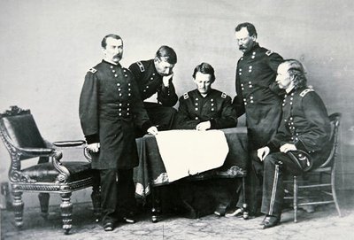 Generał Sheridan (1831-88) na konferencji ze swoim sztabem, w tym z Georgem Custerem (1839-76) (zdjęcie czarno-białe) autorstwa Mathew Brady