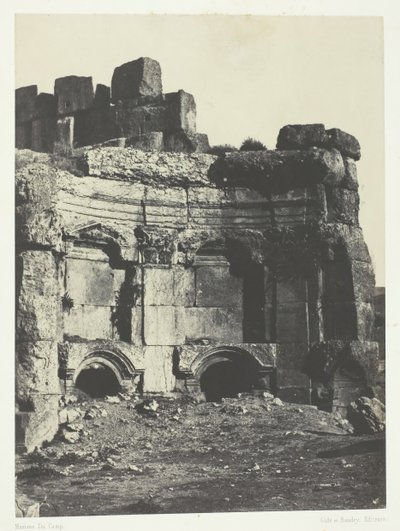 Baalbeck Heliopolis, Hemicykl Zamku Świątyń Słońca i Jowisza, Syria, 184951. autorstwa Maxime Du Camp