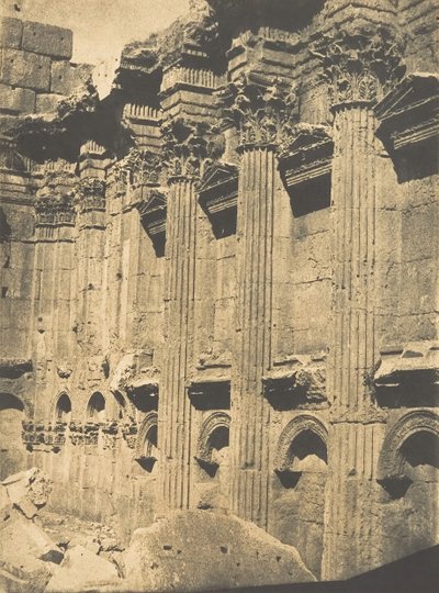Wewnętrzna kolumnada Naos w Świątyni Jowisza, w Baâlbek Héliopolis, 15 września 1850. autorstwa Maxime Du Camp