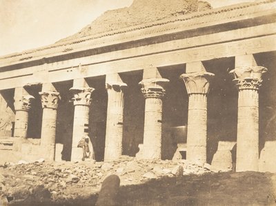 Boczna kolumnada dziedzińca świątyni Izydy w Philae, kwiecień 1850. autorstwa Maxime Du Camp
