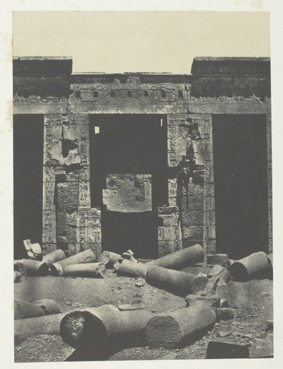 Medinet-Habou, wschodnia część perystylu pałacu Ramzesa-Méiamouna; Teby autorstwa Maxime Du Camp