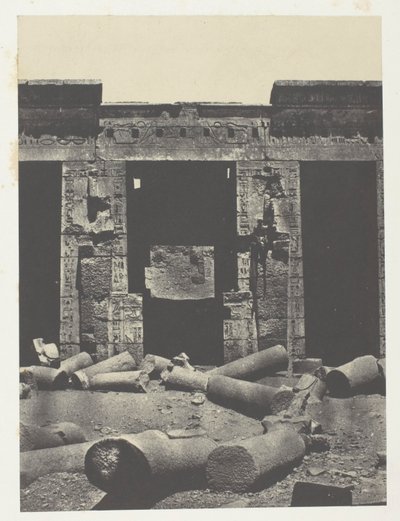 Medinet-Habou, wschodnia część perystylu pałacu Ramzesa-Méiamouna; Teby autorstwa Maxime Du Camp