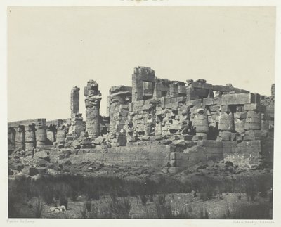 Pałac Karnak, sala hipostylowa, wzięta z kąta północno-wschodniego, Teby, 184951, druk 1852. autorstwa Maxime Du Camp