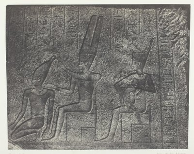 Pałac Karnak, Zewnętrzne rzeźby sanktuarium granitowego, Teby, 184951, druk 1852. autorstwa Maxime Du Camp