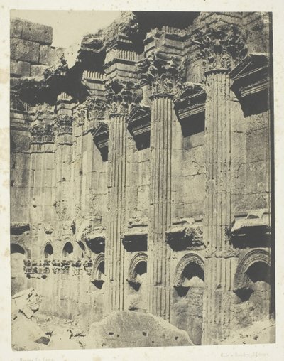 Świątynia Jowisza w Baalbeck (Heliopolis, Wewnętrzne Naos; Syria) autorstwa Maxime Du Camp