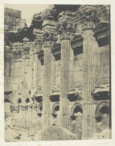 Świątynia Jowisza w Baalbek Heliopolis, Wnętrze Naos, Syria, 184951, wydrukowana 1852. autorstwa Maxime Du Camp
