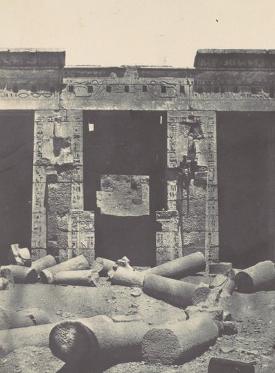 Teby. Medinet-Habou. Wschodnia część Perystylu Pałacu Ramzesa-Méiamouna, 1850. autorstwa Maxime Du Camp
