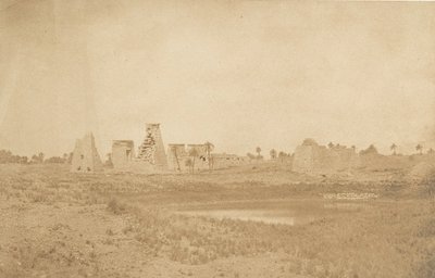 Widok na Propyleje Pałacu Karnac, zaczerpnięty z południowego wschodu, 1849-50. autorstwa Maxime Du Camp