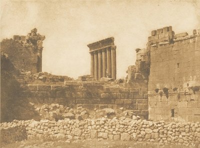 Widok ogólny ruin Baâlbek, wykonany od wschodu, wrzesień 1850 r. autorstwa Maxime Du Camp
