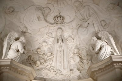 Sanktuarium w Fatimie. Wnętrze starej bazyliki fatimskiej. Koronacja Matki Boskiej. Portugalia. autorstwa Maximiano Alves