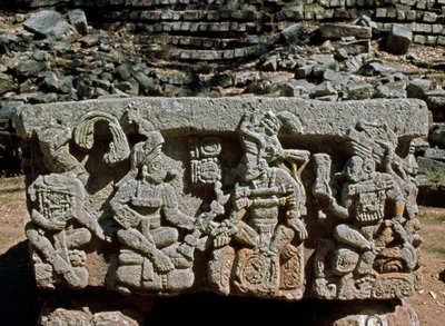 Ołtarz Q z koronacją króla wschodzącego słońca, 776 rne autorstwa Mayan