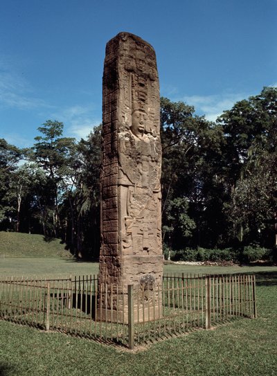 Szczegół steli E na wielkim kwadracie autorstwa Mayan