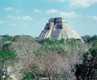 Cywilizacja przedkolumbijska: widok górnej świątyni na terenie starożytnej stolicy Majów Uxmal, styl Puuc. Północny Jukatan 600-900 AD. Meksyk autorstwa Mayan