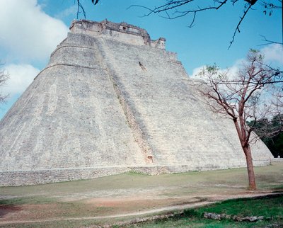 Cywilizacja przedkolumbijska: widok górnej świątyni na terenie starożytnej stolicy Majów Uxmal, styl Puuc. Północny Jukatan 600-900 AD. Meksyk autorstwa Mayan
