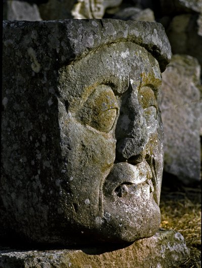 Kamienna rzeźba głowy mężczyzny ze wschodniego akropolu autorstwa Mayan