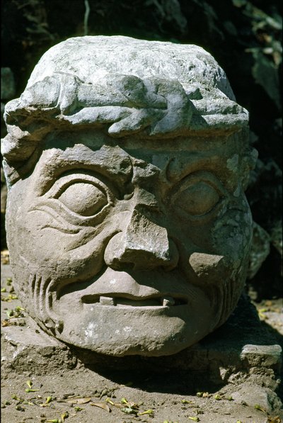Kamienna rzeźba głowy starca zwanego starcem z Copan, świątynia 11 autorstwa Mayan