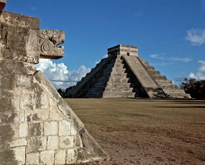 Wielkie boisko do piłki i castillo, 750-1200 autorstwa Mayan