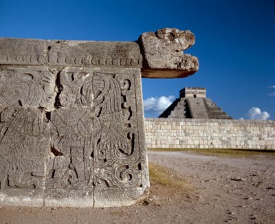 Wielki plac zabaw z piłeczkami, a w tle castillo, 750-1200 autorstwa Mayan
