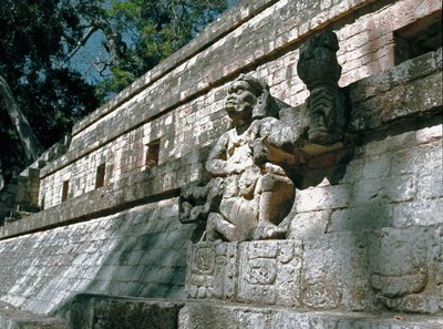 Widok na mur Akropolu z rzeźbami władców Copan, okres klasyczny VII-VIII w. autorstwa Mayan